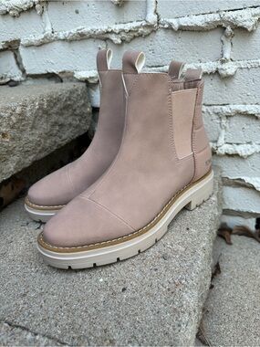 NWT TOMS Skylar Faux Nubuck Suede Lug Sole Chelsea Boot